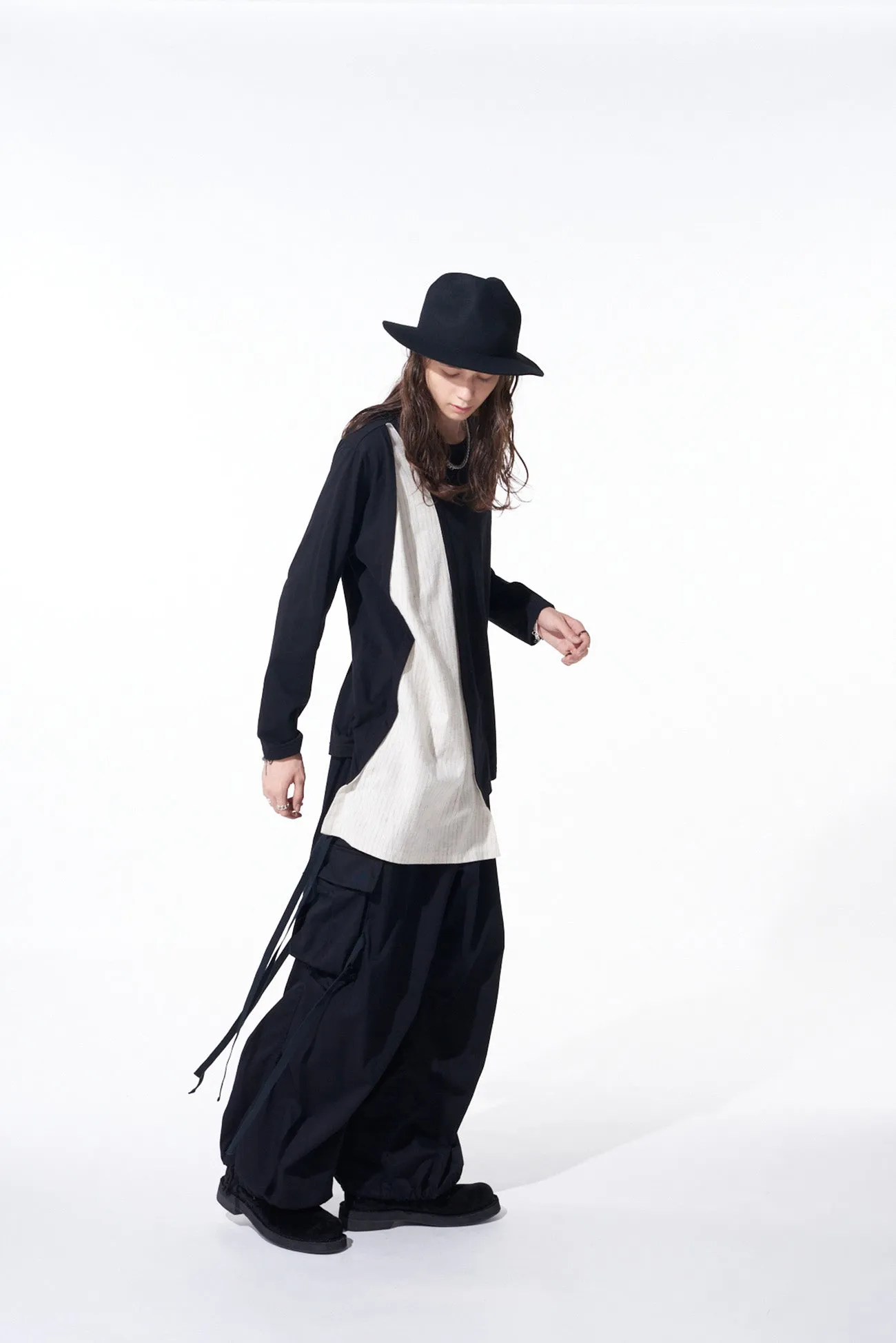 ASYMMETRY DESIGN LONG-SLEEVED T-SHIRT WITH STRIPED FABRIC