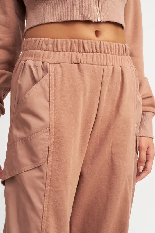 Hot Girl Emory Contrasted Cargo Jogger Sweatpants In Dusty Peach